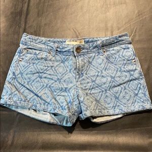 Short jean shorts with diamond light wash print